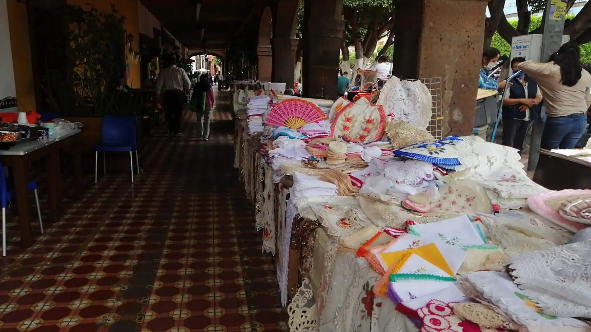 Reanudan sus actividades artesanos del primer cuadro de la ciudad.